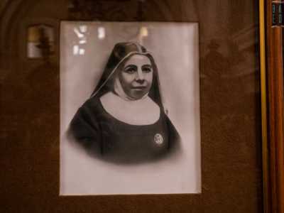 �Le origini di questo luogo risalgono al 500 � esordisce �, quando qui si trovavano le Clarisse francescane, suore di clausura. Il nostro Ordine, fondato a Napoli da Madre Maria Pia Notari nel 1885, si stabil� nel 1910. Oggi il luogo � abitato e curato da nove di noi�